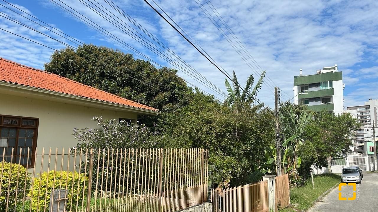 Terreno com 1350m², no bairro Itacorubi em Florianópolis