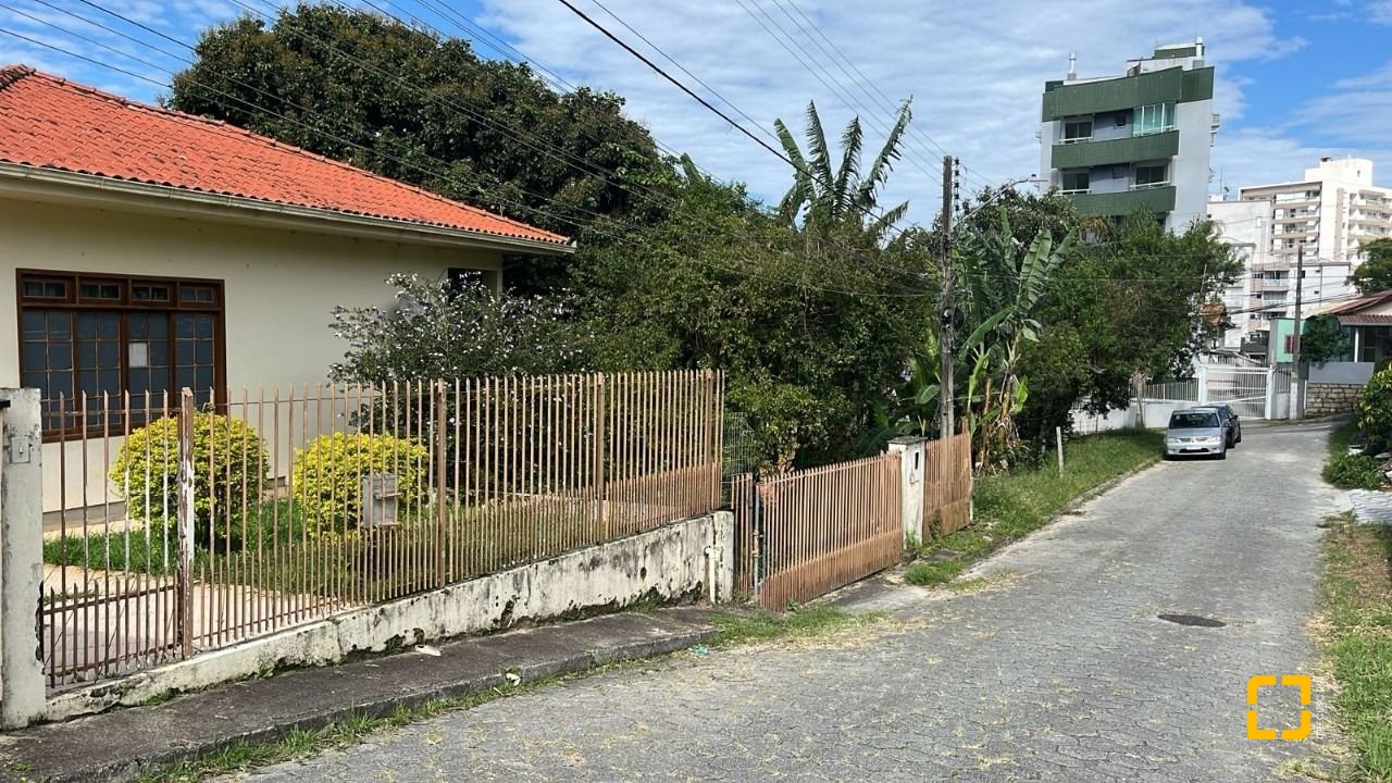 Terreno com 1350m², no bairro Itacorubi em Florianópolis