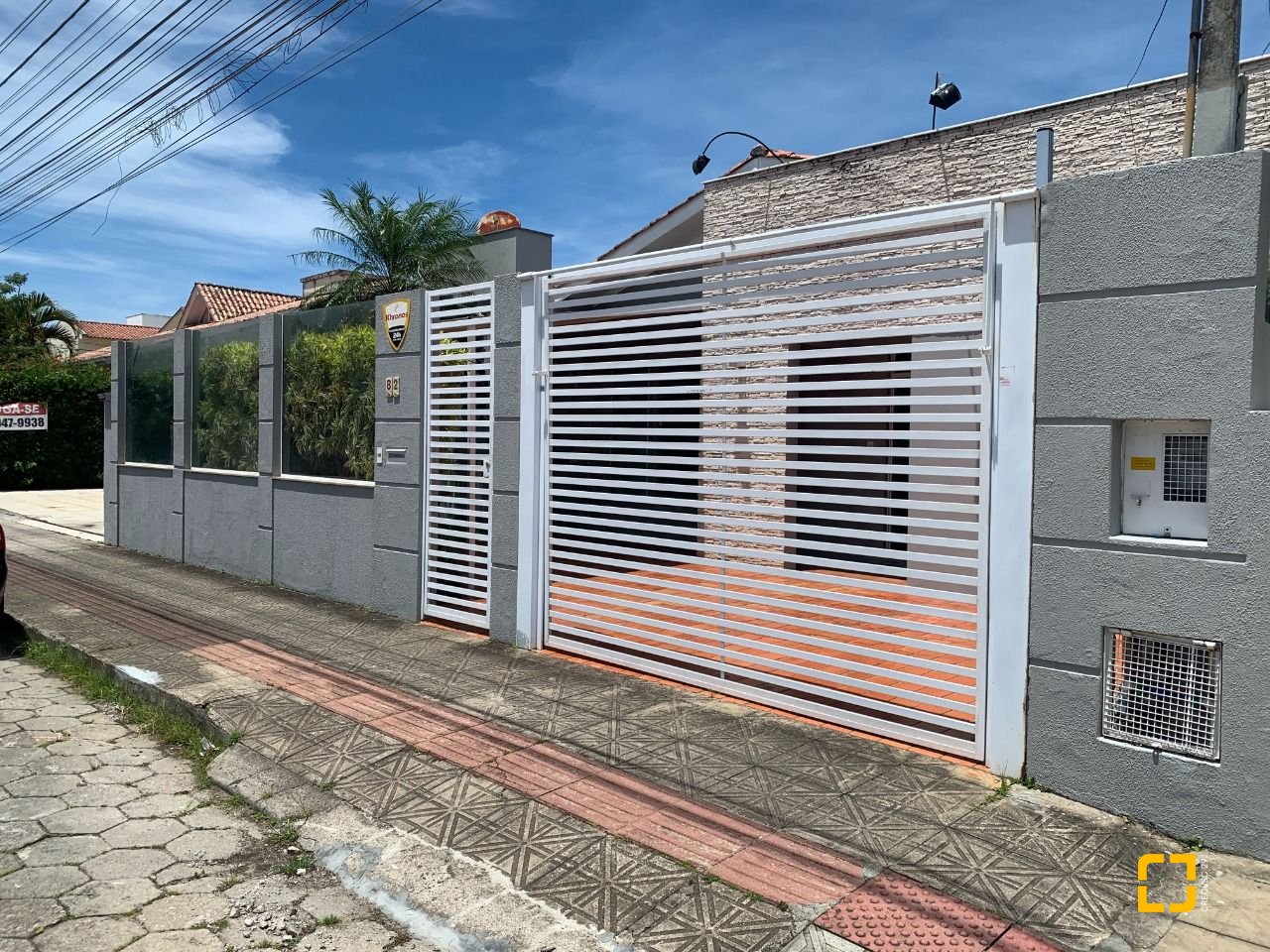 Casa com 200m², 4 quartos (sendo 1 suíte), 4 garagens, no bairro Santa Mônica em Florianópolis