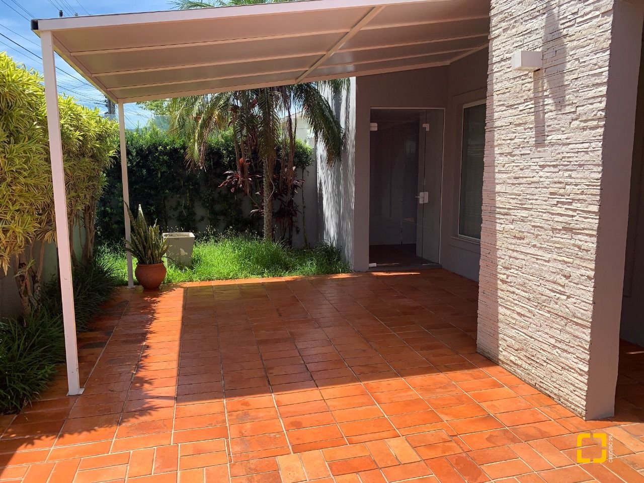 Casa com 200m², 4 quartos (sendo 1 suíte), 4 garagens, no bairro Santa Mônica em Florianópolis