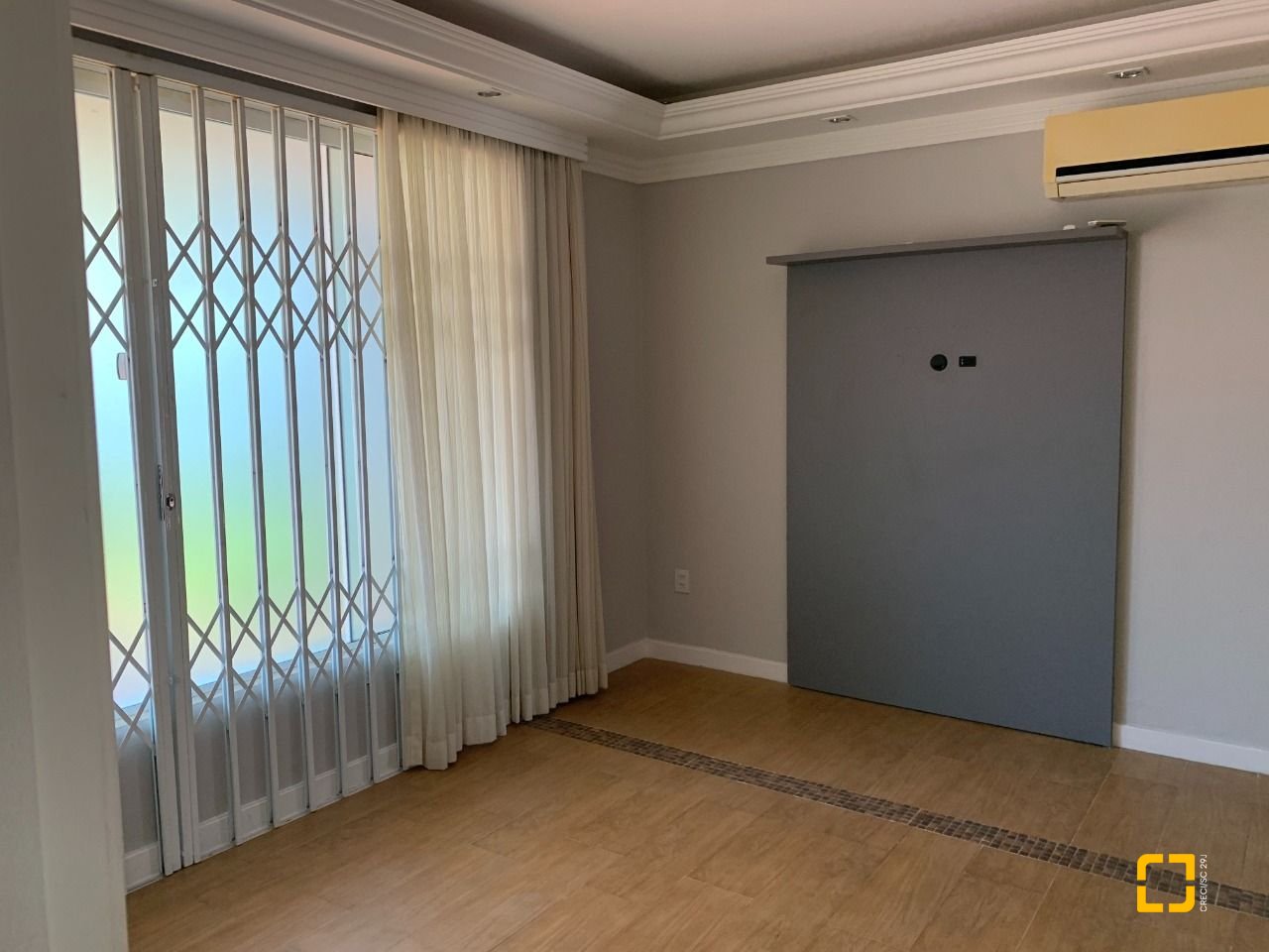 Casa com 200m², 4 quartos (sendo 1 suíte), 4 garagens, no bairro Santa Mônica em Florianópolis