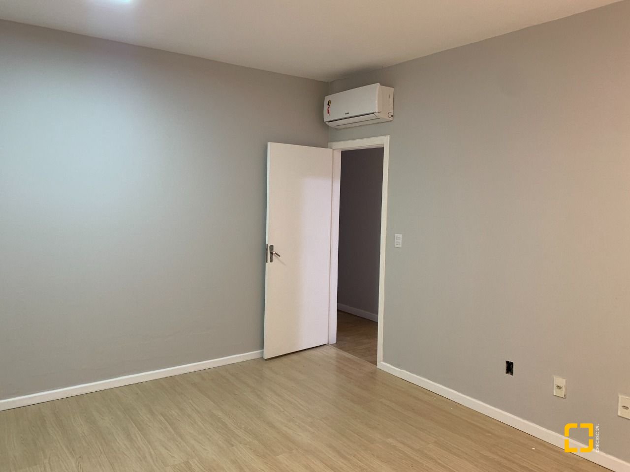 Casa com 200m², 4 quartos (sendo 1 suíte), 4 garagens, no bairro Santa Mônica em Florianópolis