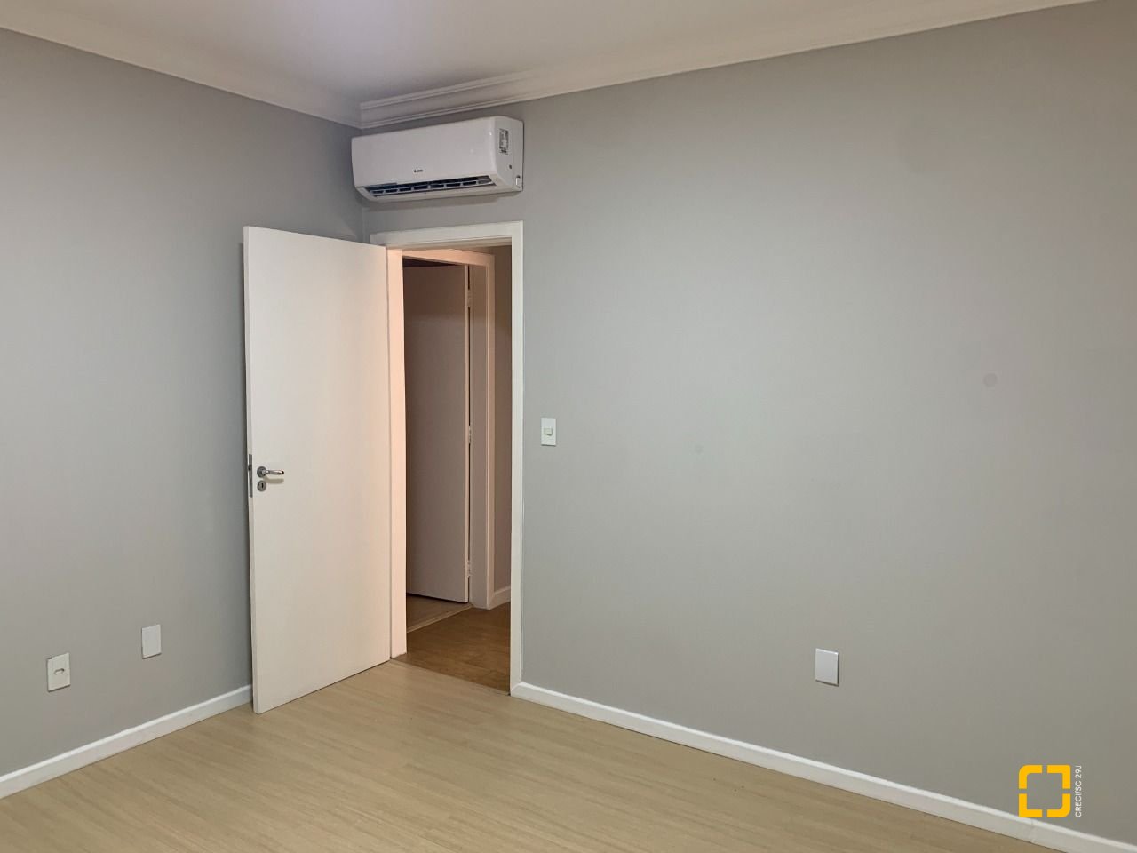 Casa com 200m², 4 quartos (sendo 1 suíte), 4 garagens, no bairro Santa Mônica em Florianópolis
