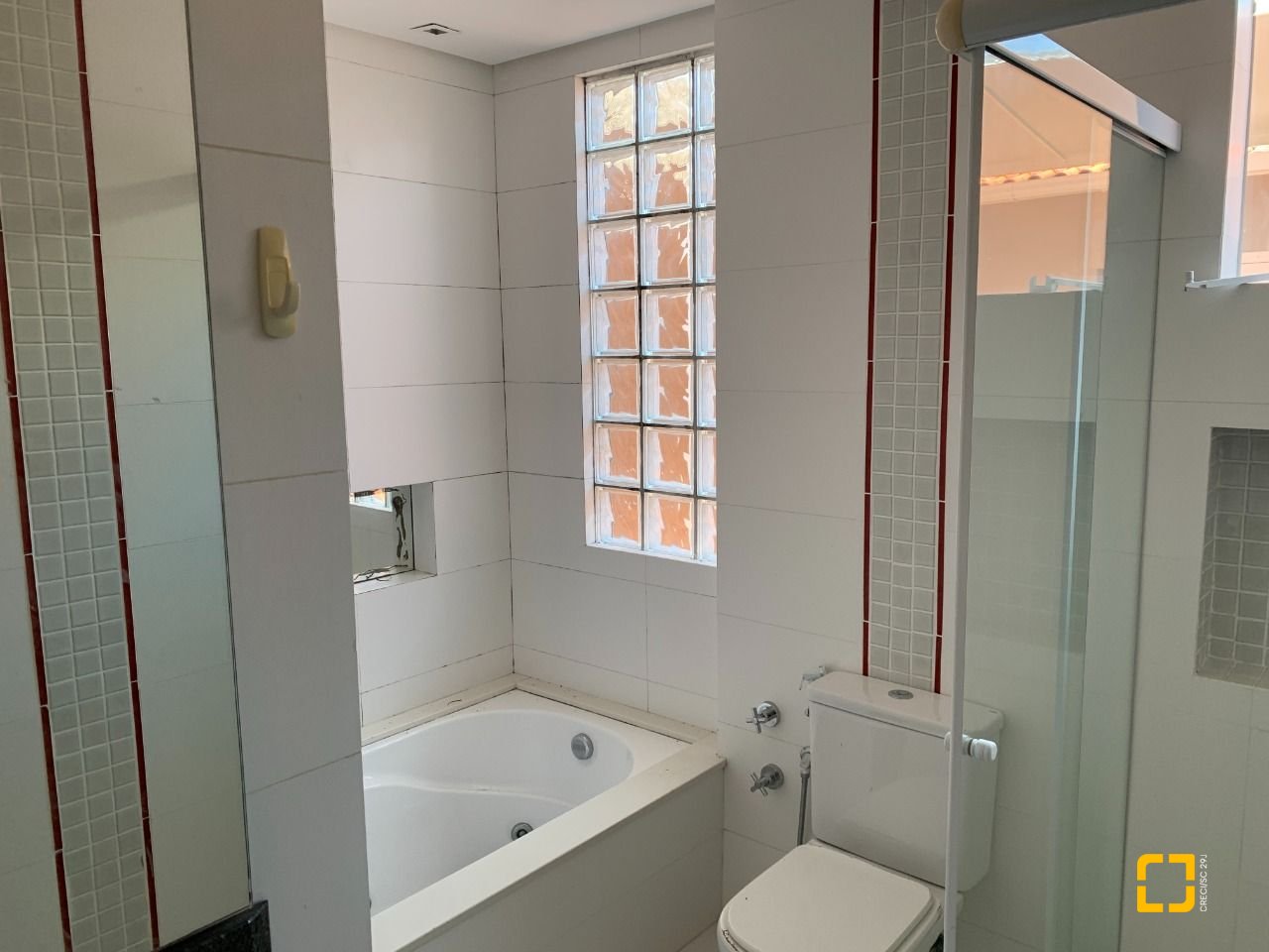 Casa com 200m², 4 quartos (sendo 1 suíte), 4 garagens, no bairro Santa Mônica em Florianópolis
