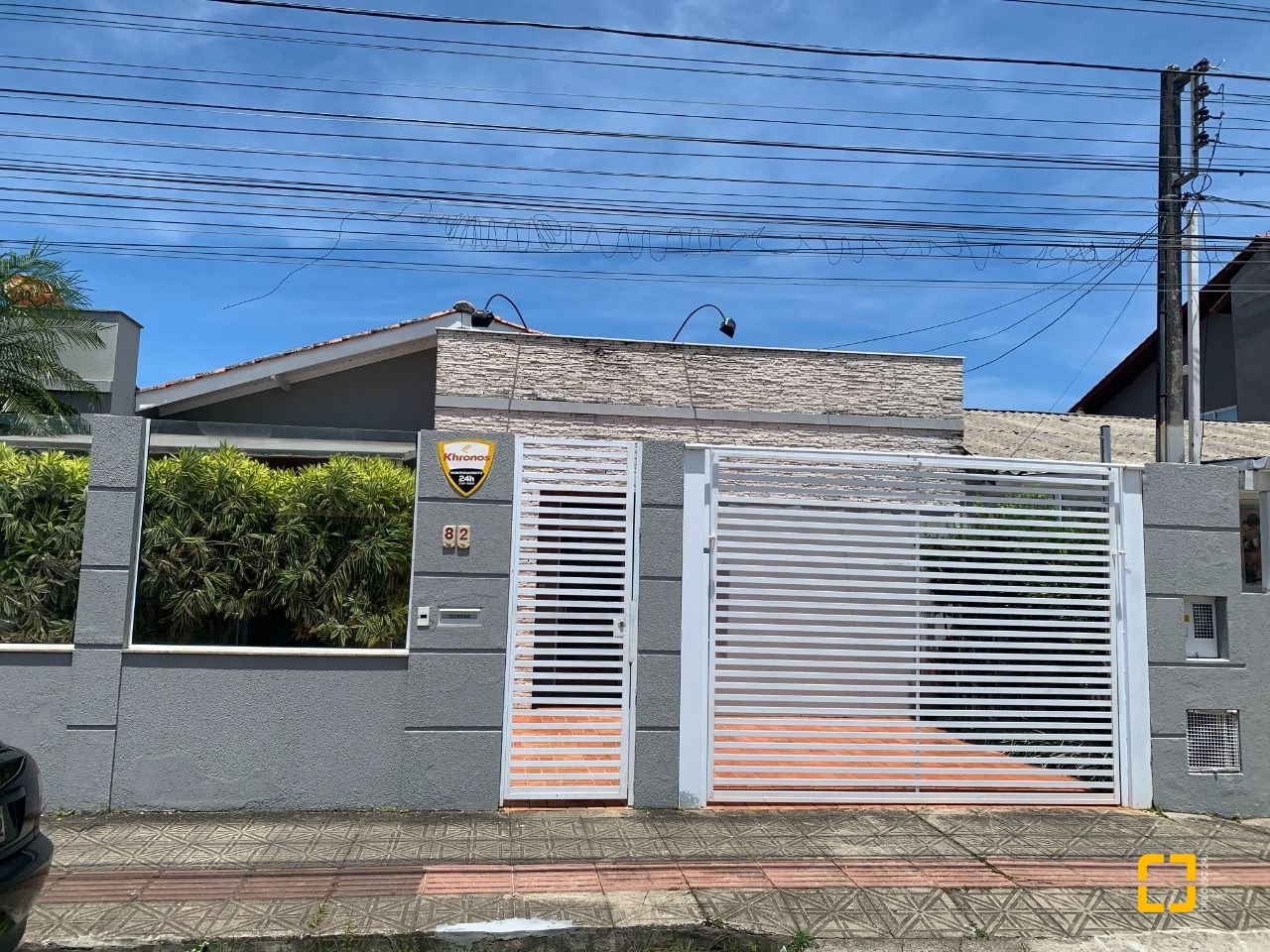 Casa com 200m², 4 quartos (sendo 1 suíte), 4 garagens, no bairro Santa Mônica em Florianópolis