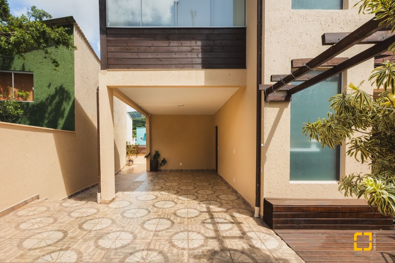 Casa com 160m², 4 quartos, 2 garagens, no bairro Rio Tavares em Florianópolis