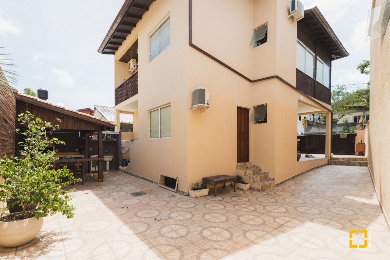 Casa com 160m², 4 quartos, 2 garagens, no bairro Rio Tavares em Florianópolis