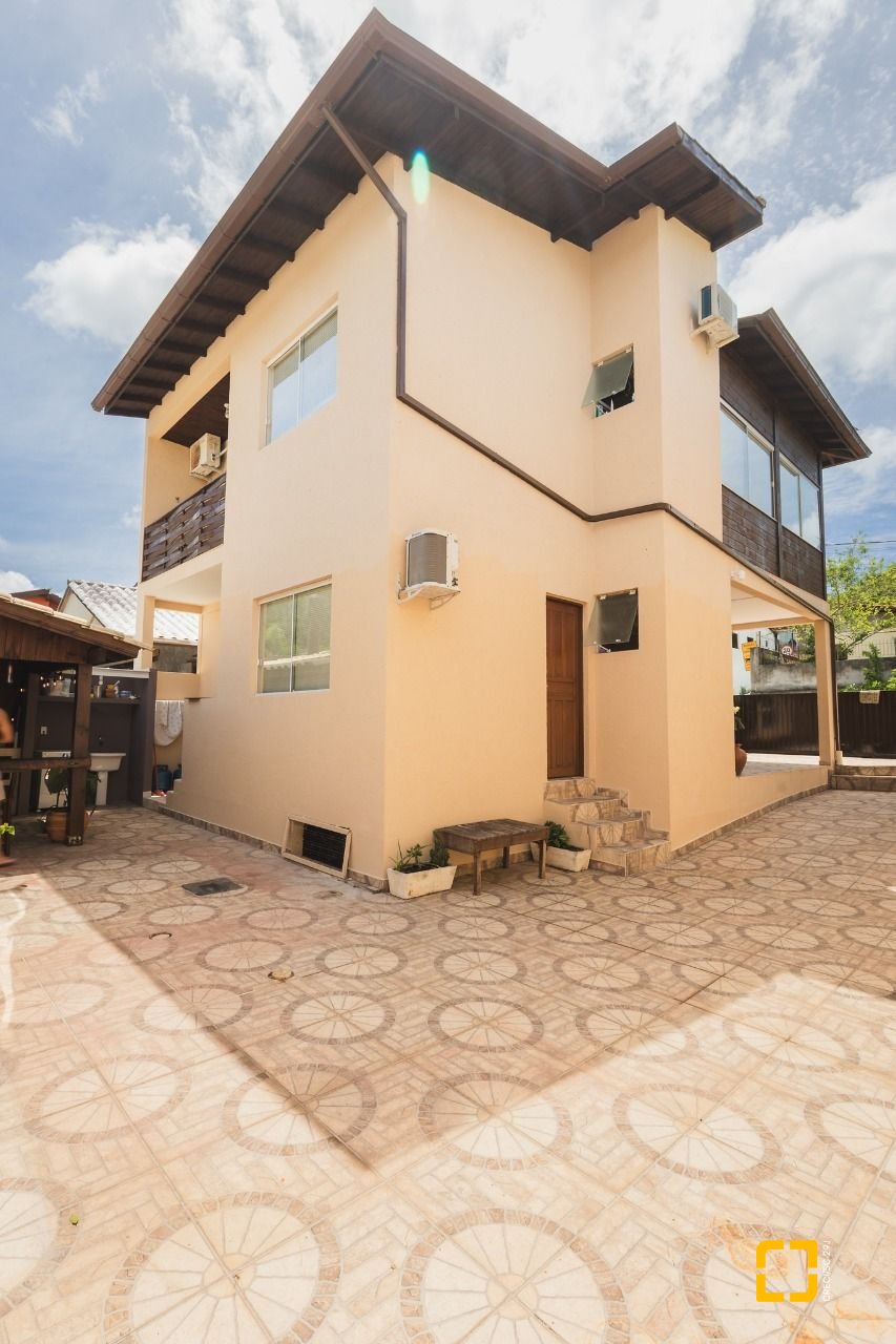 Casa com 160m², 4 quartos, 2 garagens, no bairro Rio Tavares em Florianópolis