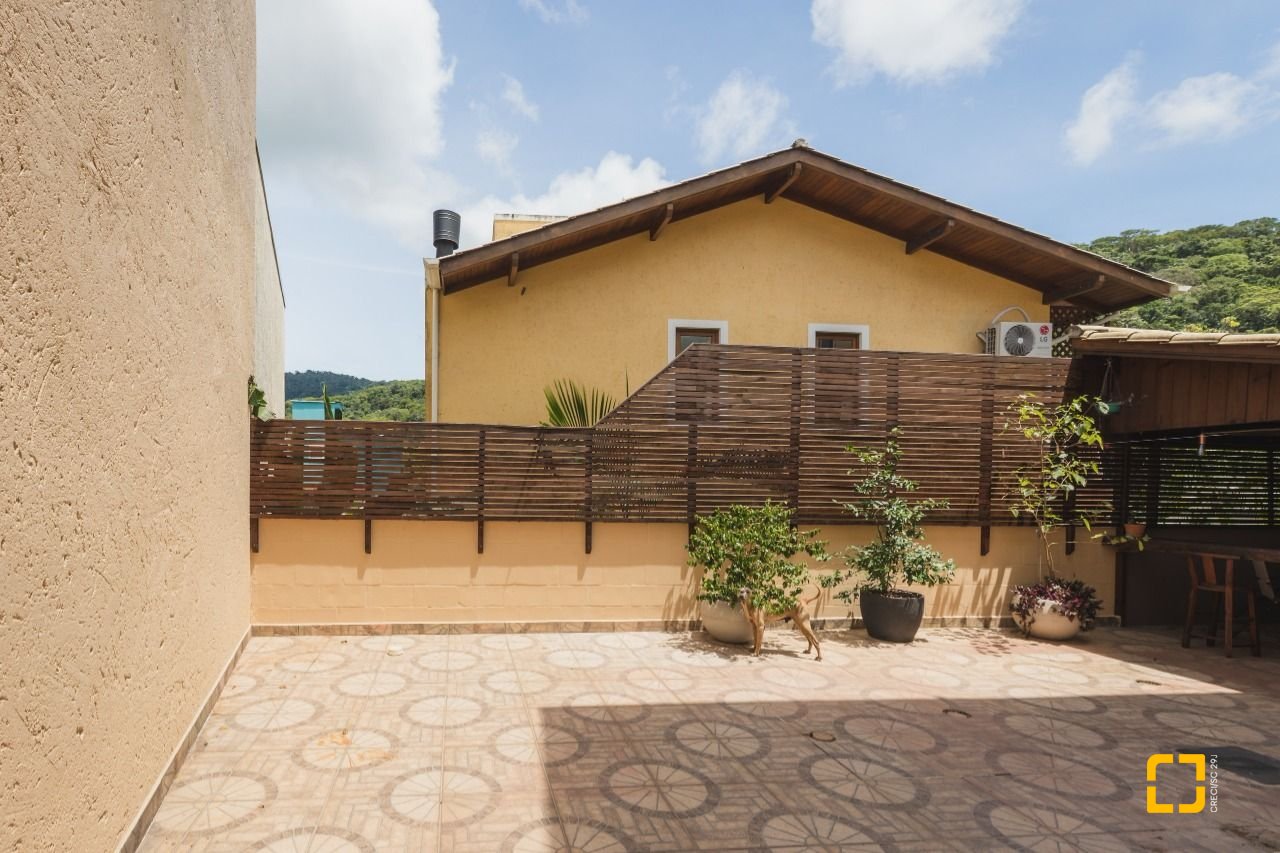 Casa com 160m², 4 quartos, 2 garagens, no bairro Rio Tavares em Florianópolis