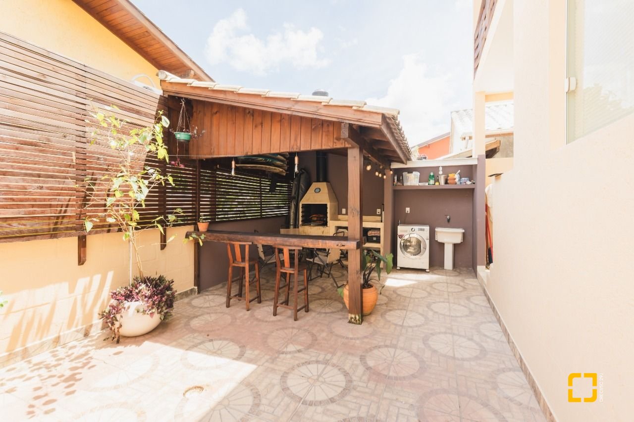 Casa com 160m², 4 quartos, 2 garagens, no bairro Rio Tavares em Florianópolis