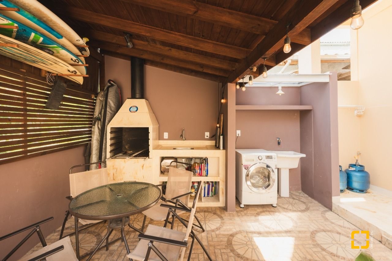 Casa com 160m², 4 quartos, 2 garagens, no bairro Rio Tavares em Florianópolis
