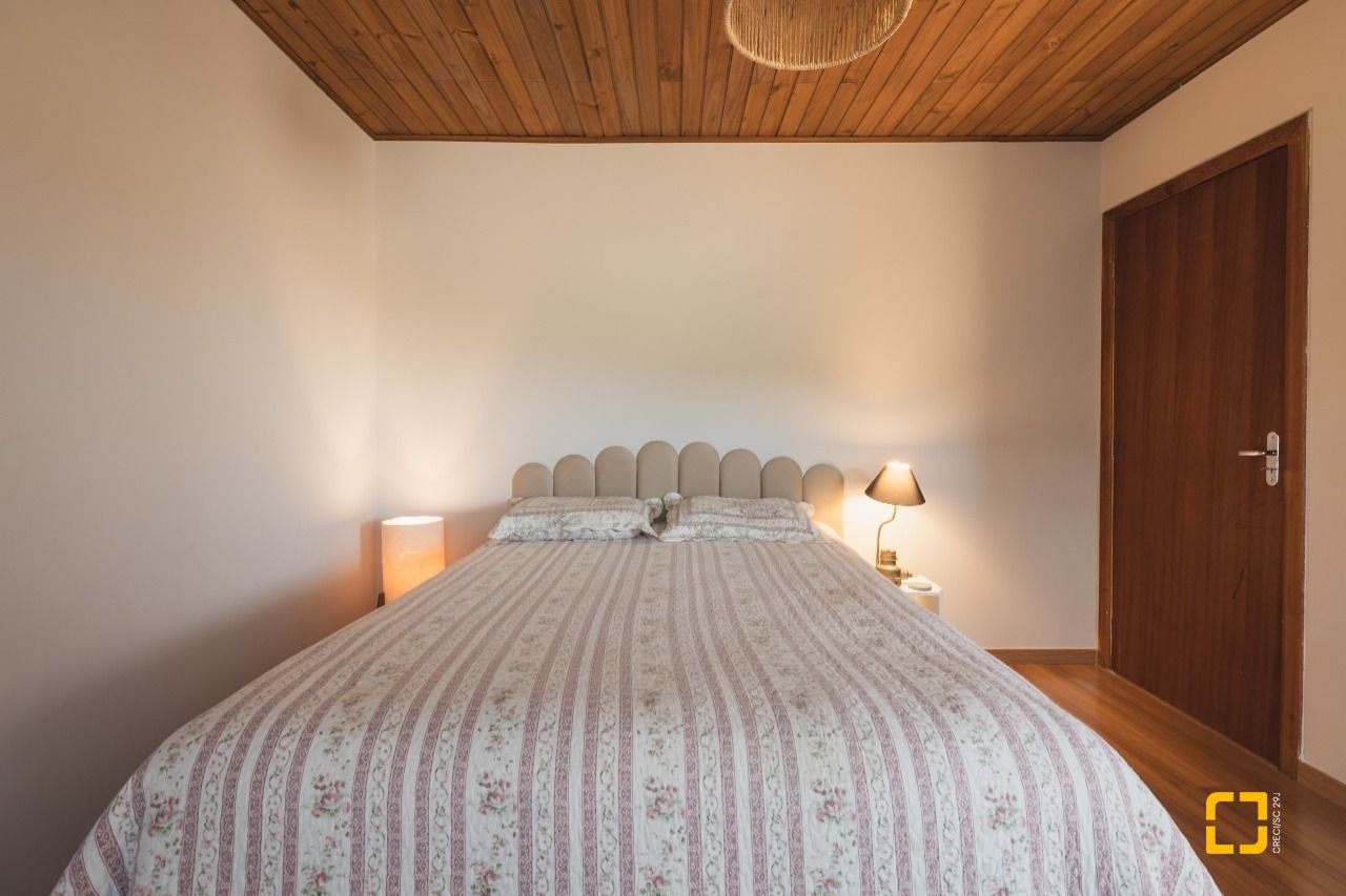 Casa com 160m², 4 quartos, 2 garagens, no bairro Rio Tavares em Florianópolis