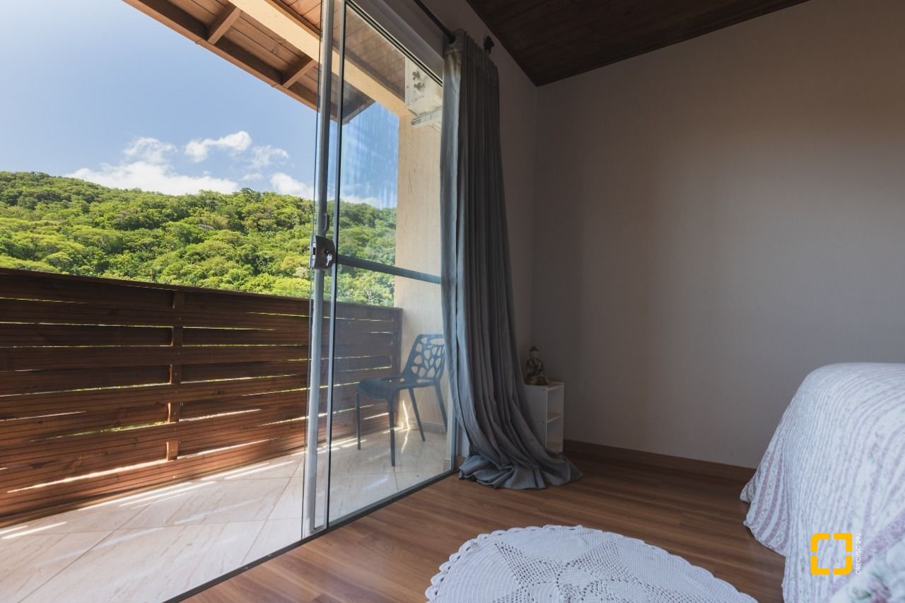 Casa com 160m², 4 quartos, 2 garagens, no bairro Rio Tavares em Florianópolis