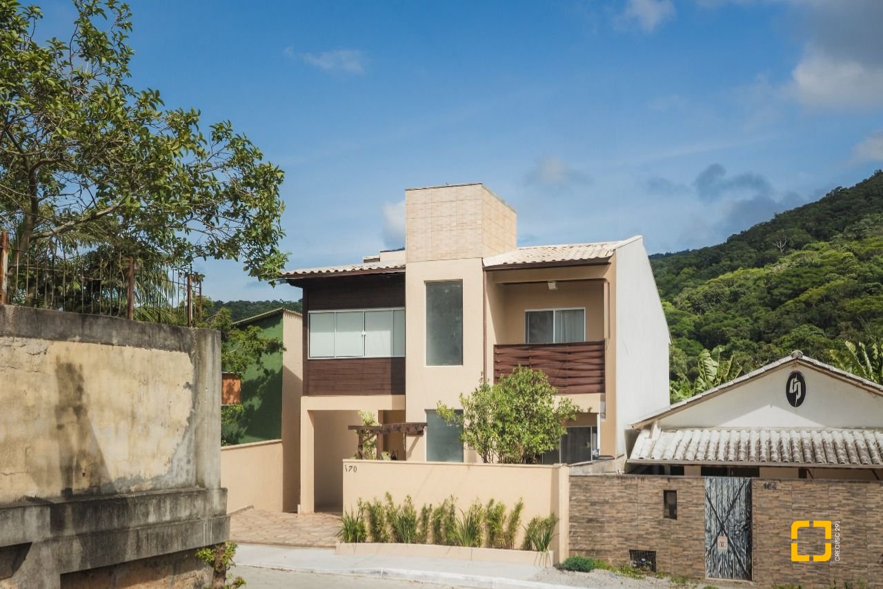 Casa com 160m², 4 quartos, 2 garagens, no bairro Rio Tavares em Florianópolis