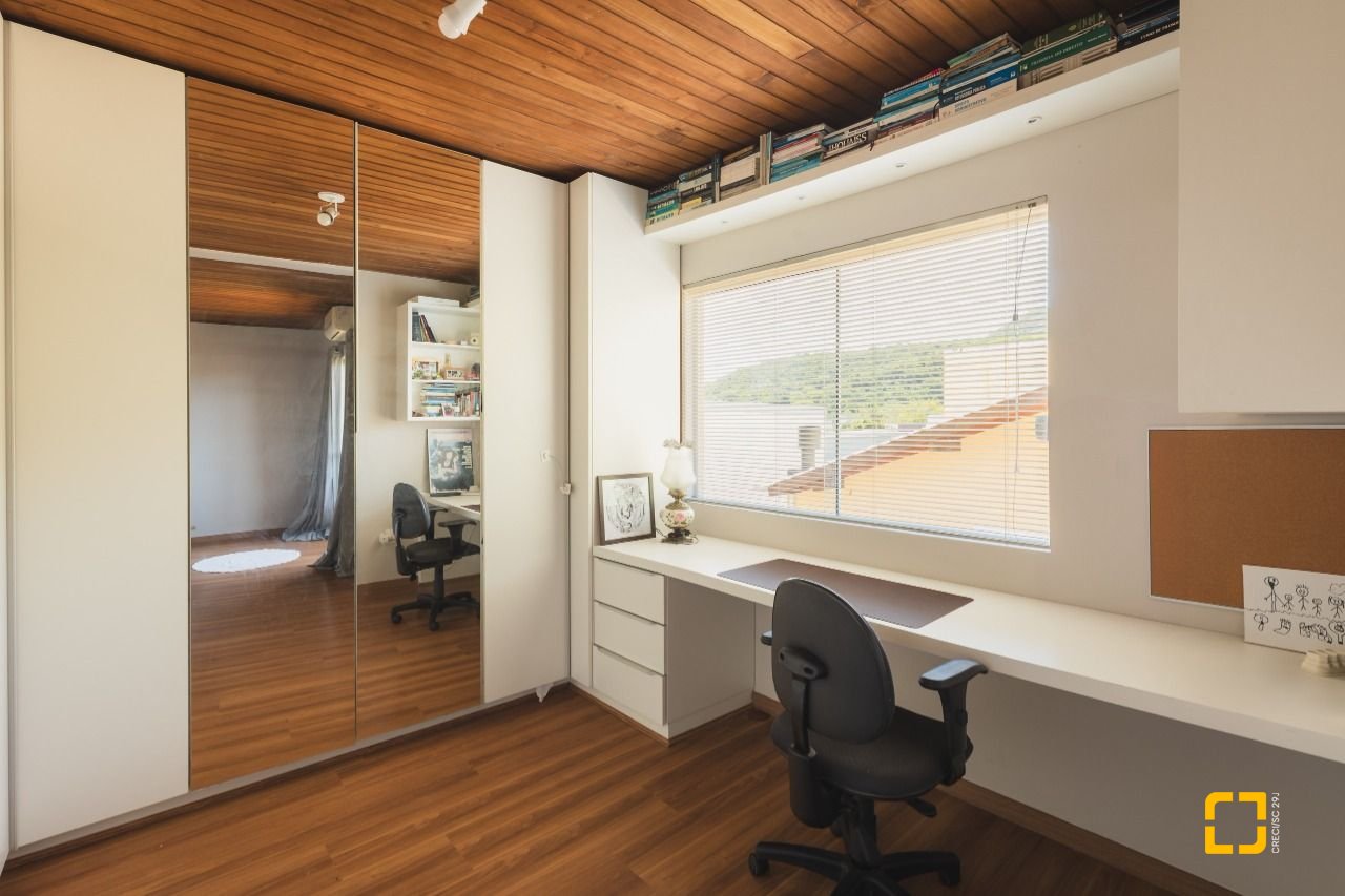 Casa com 160m², 4 quartos, 2 garagens, no bairro Rio Tavares em Florianópolis