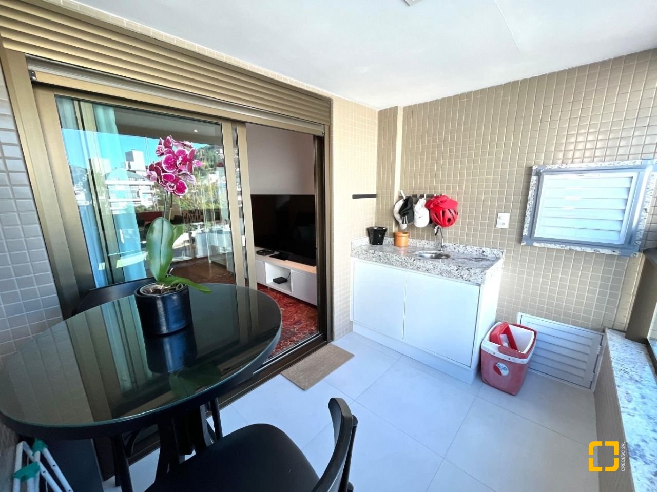 Apartamento com 72m², 3 quartos (sendo 1 suíte), 2 garagens, no bairro Beiramar em Florianópolis