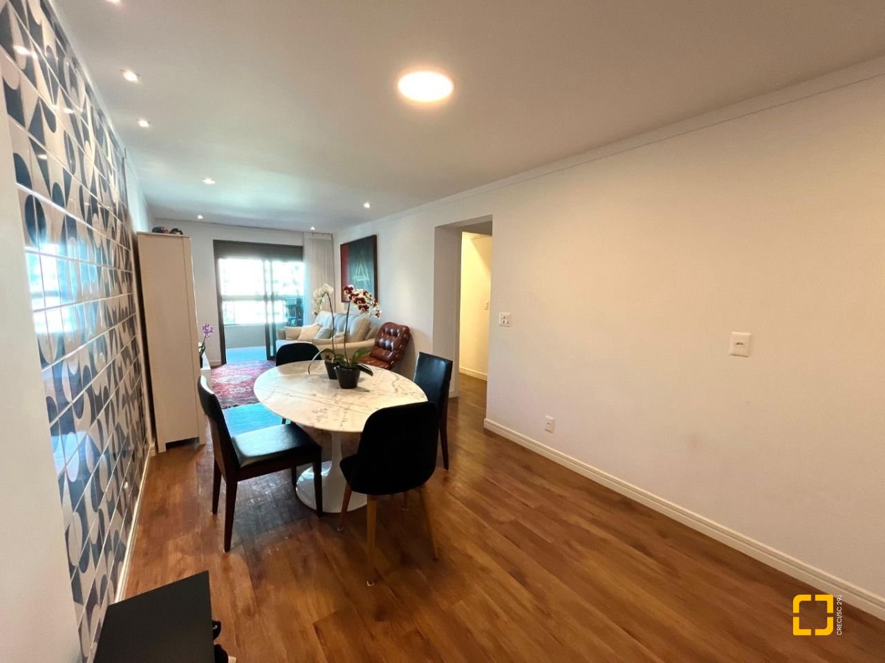 Apartamento com 72m², 3 quartos (sendo 1 suíte), 2 garagens, no bairro Beiramar em Florianópolis