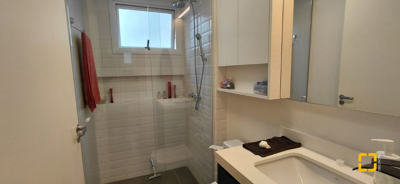 Apartamento com 72m², 3 quartos (sendo 1 suíte), 2 garagens, no bairro Beiramar em Florianópolis