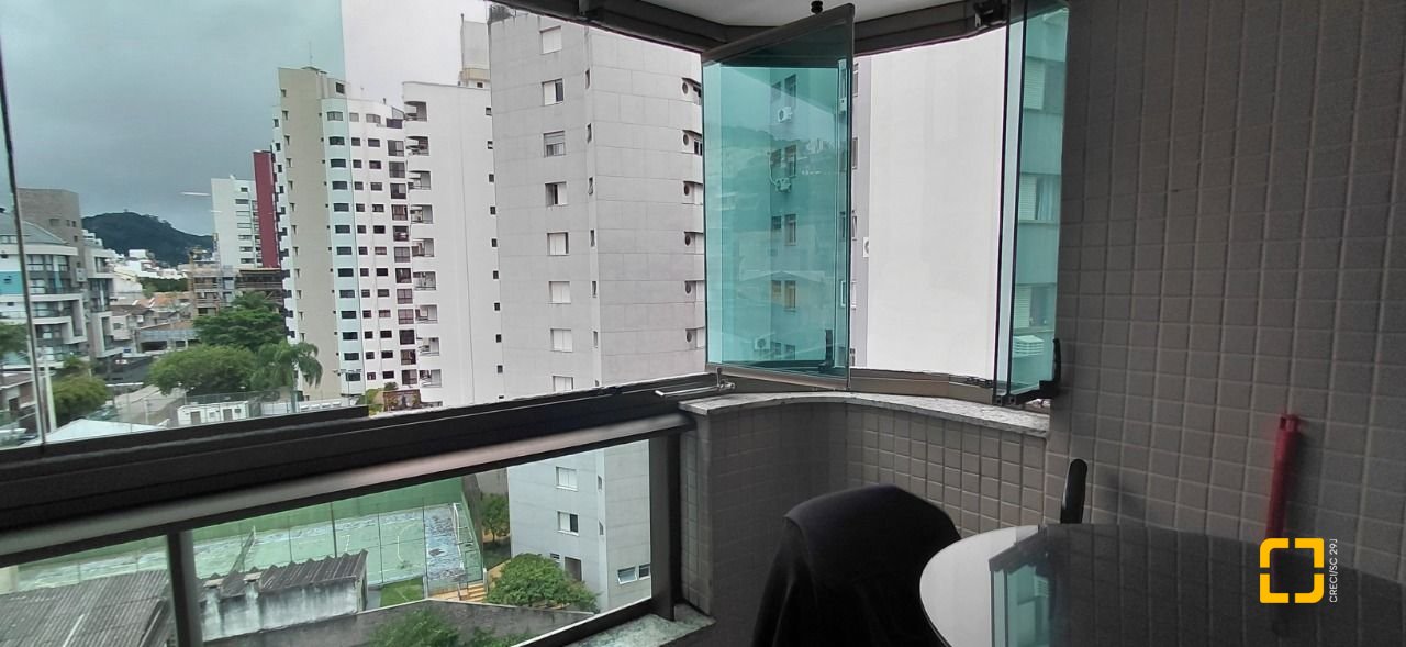 Apartamento com 72m², 3 quartos (sendo 1 suíte), 2 garagens, no bairro Beiramar em Florianópolis