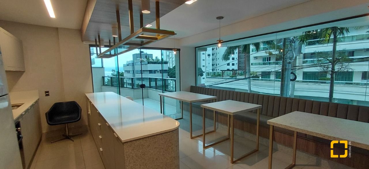 Apartamento com 72m², 3 quartos (sendo 1 suíte), 2 garagens, no bairro Beiramar em Florianópolis