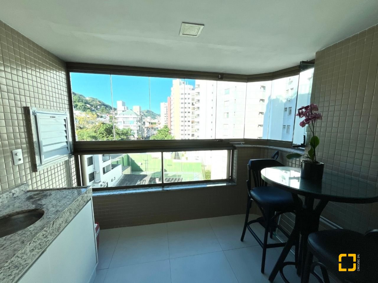 Apartamento com 72m², 3 quartos (sendo 1 suíte), 2 garagens, no bairro Beiramar em Florianópolis