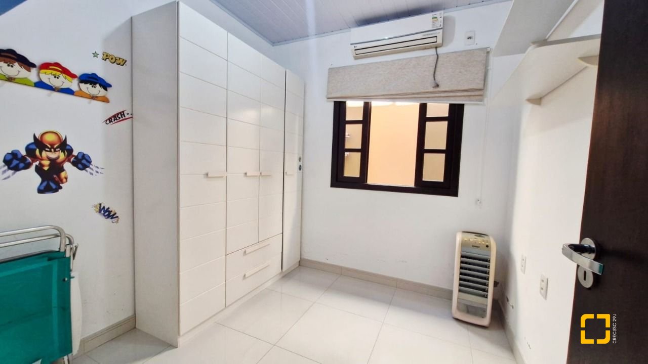 Casa com 90m², 4 quartos (sendo 1 suíte), 2 garagens, no bairro Rio Vermelho em Florianópolis