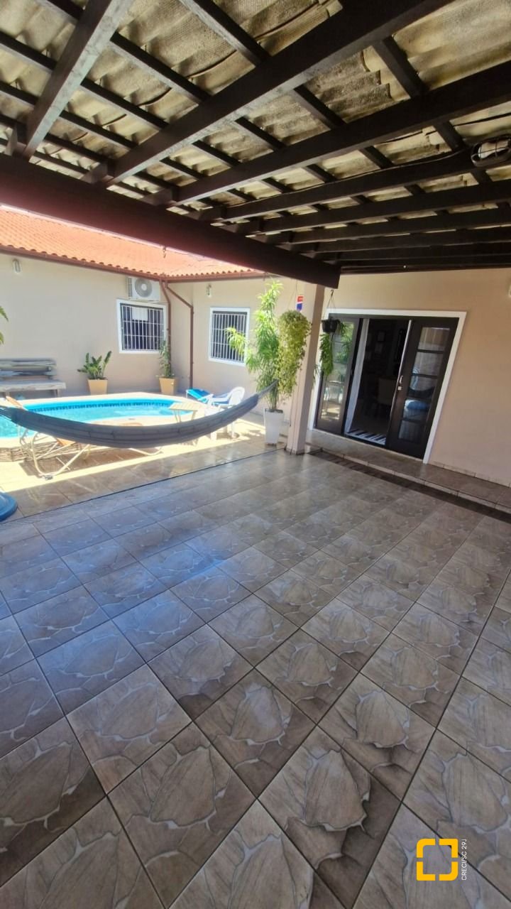 Casa com 90m², 4 quartos (sendo 1 suíte), 2 garagens, no bairro Rio Vermelho em Florianópolis