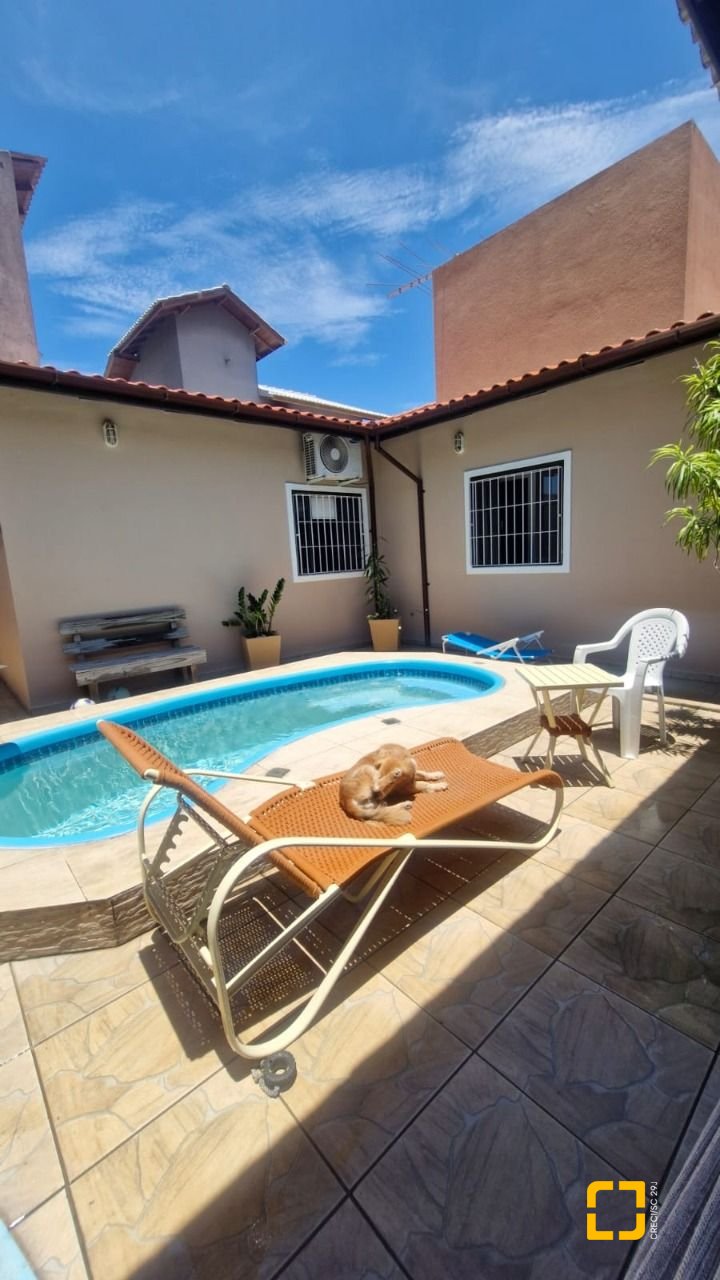 Casa com 90m², 4 quartos (sendo 1 suíte), 2 garagens, no bairro Rio Vermelho em Florianópolis