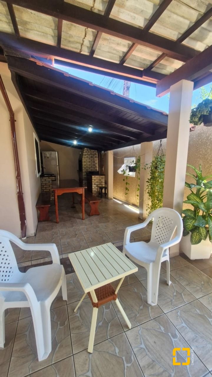 Casa com 90m², 4 quartos (sendo 1 suíte), 2 garagens, no bairro Rio Vermelho em Florianópolis
