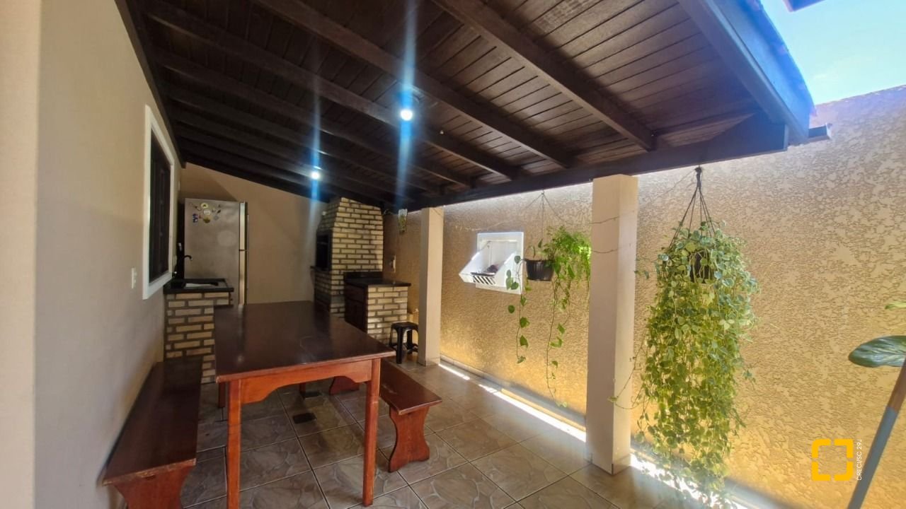 Casa com 90m², 4 quartos (sendo 1 suíte), 2 garagens, no bairro Rio Vermelho em Florianópolis
