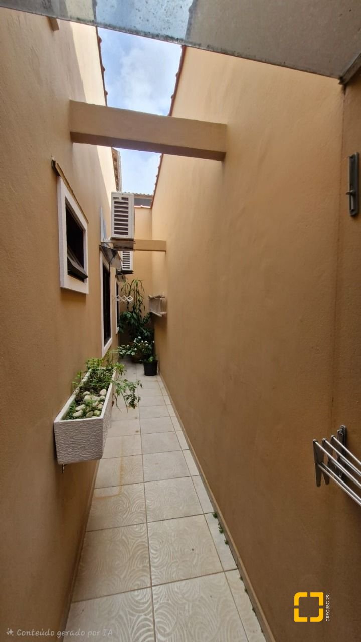 Casa com 90m², 4 quartos (sendo 1 suíte), 2 garagens, no bairro Rio Vermelho em Florianópolis
