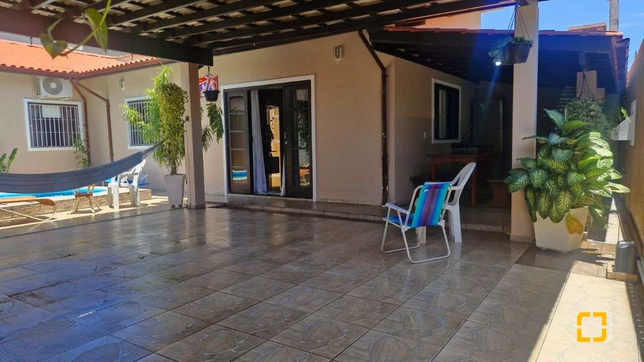 Casa com 90m², 4 quartos (sendo 1 suíte), 2 garagens, no bairro Rio Vermelho em Florianópolis