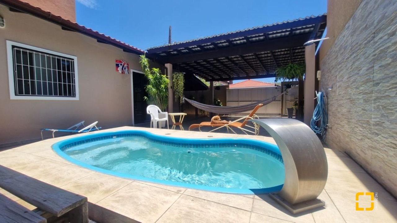 Casa com 90m², 4 quartos (sendo 1 suíte), 2 garagens, no bairro Rio Vermelho em Florianópolis
