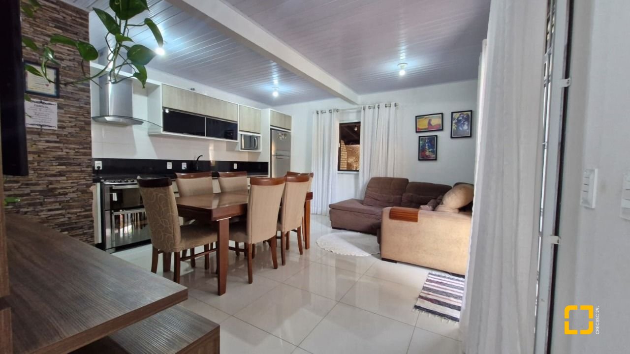 Casa com 90m², 4 quartos (sendo 1 suíte), 2 garagens, no bairro Rio Vermelho em Florianópolis