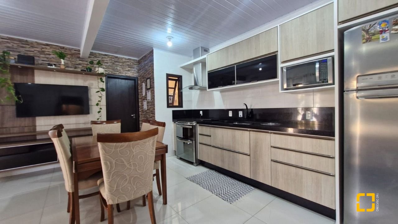 Casa com 90m², 4 quartos (sendo 1 suíte), 2 garagens, no bairro Rio Vermelho em Florianópolis