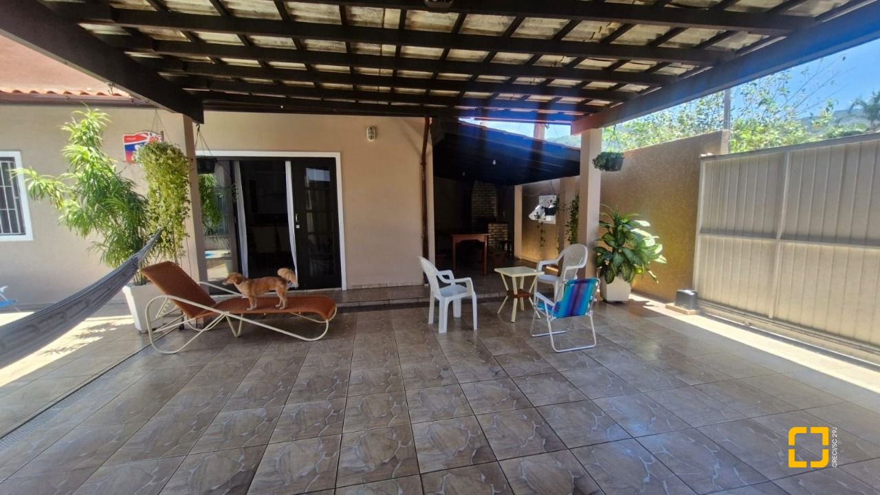 Casa com 90m², 4 quartos (sendo 1 suíte), 2 garagens, no bairro Rio Vermelho em Florianópolis
