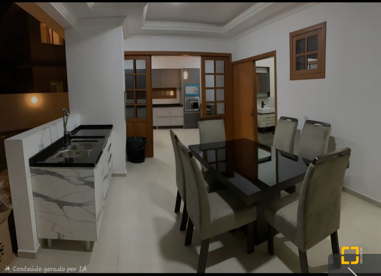 Casa com 270m², 8 quartos (sendo 4 suítes), 2 garagens, no bairro Rio Vermelho em Florianópolis