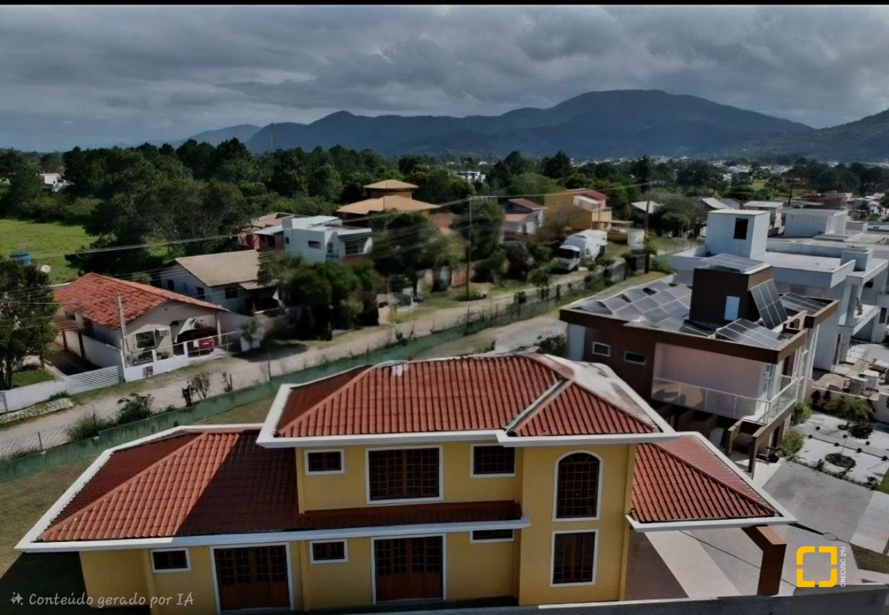 Casa com 270m², 8 quartos (sendo 4 suítes), 2 garagens, no bairro Rio Vermelho em Florianópolis
