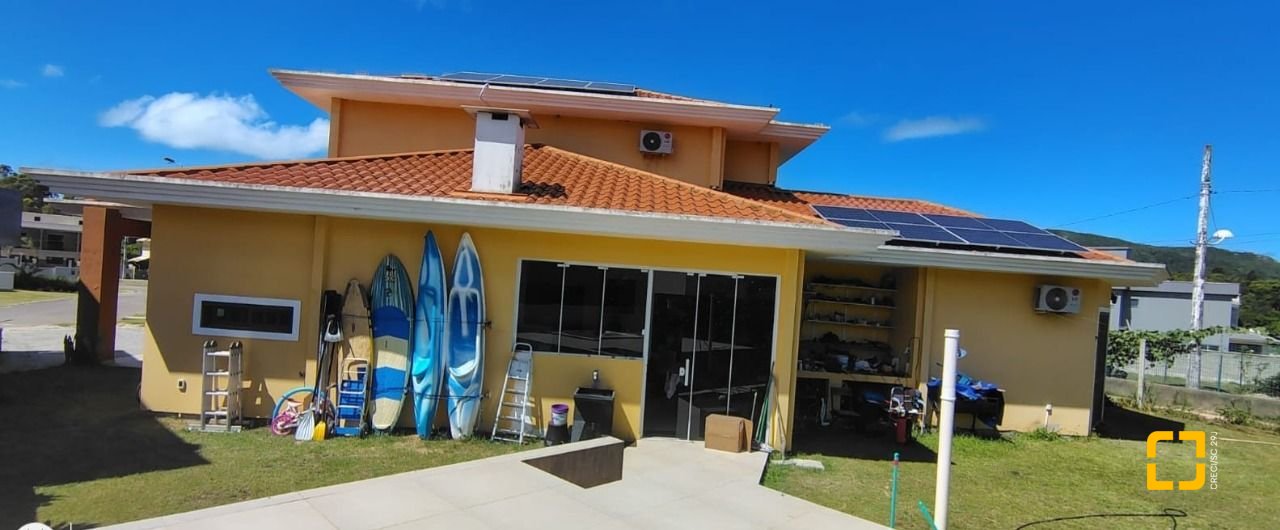 Casa com 270m², 8 quartos (sendo 4 suítes), 2 garagens, no bairro Rio Vermelho em Florianópolis