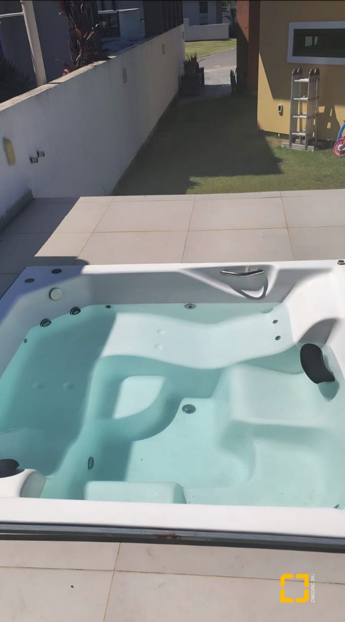 Casa com 270m², 8 quartos (sendo 4 suítes), 2 garagens, no bairro Rio Vermelho em Florianópolis