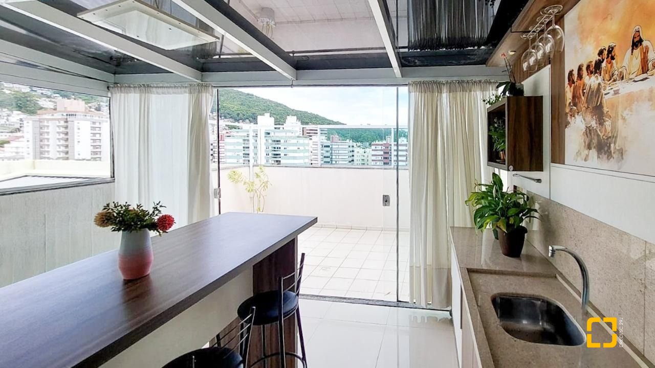Cobertura com 112m², 4 quartos (sendo 1 suíte), 2 garagens, no bairro Trindade em Florianópolis