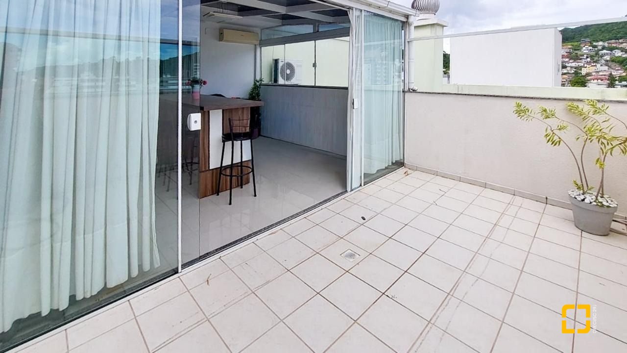 Cobertura com 112m², 4 quartos (sendo 1 suíte), 2 garagens, no bairro Trindade em Florianópolis