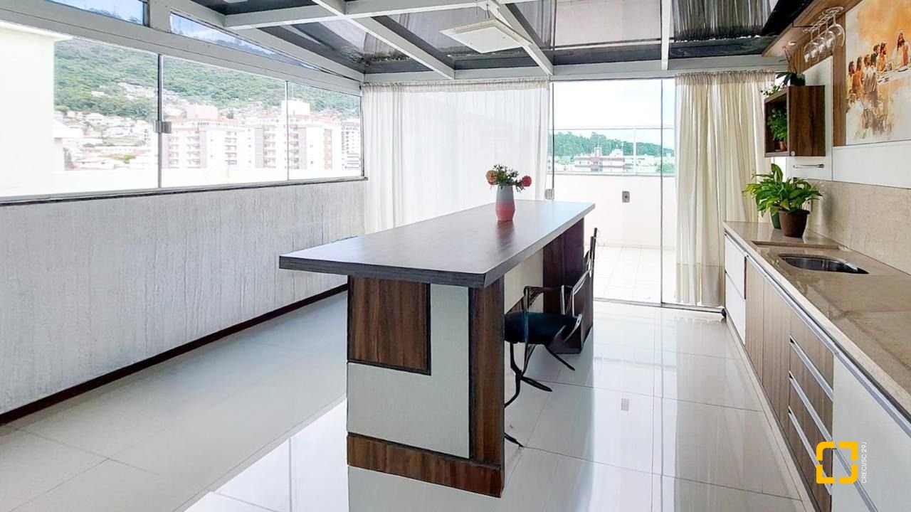 Cobertura com 112m², 4 quartos (sendo 1 suíte), 2 garagens, no bairro Trindade em Florianópolis