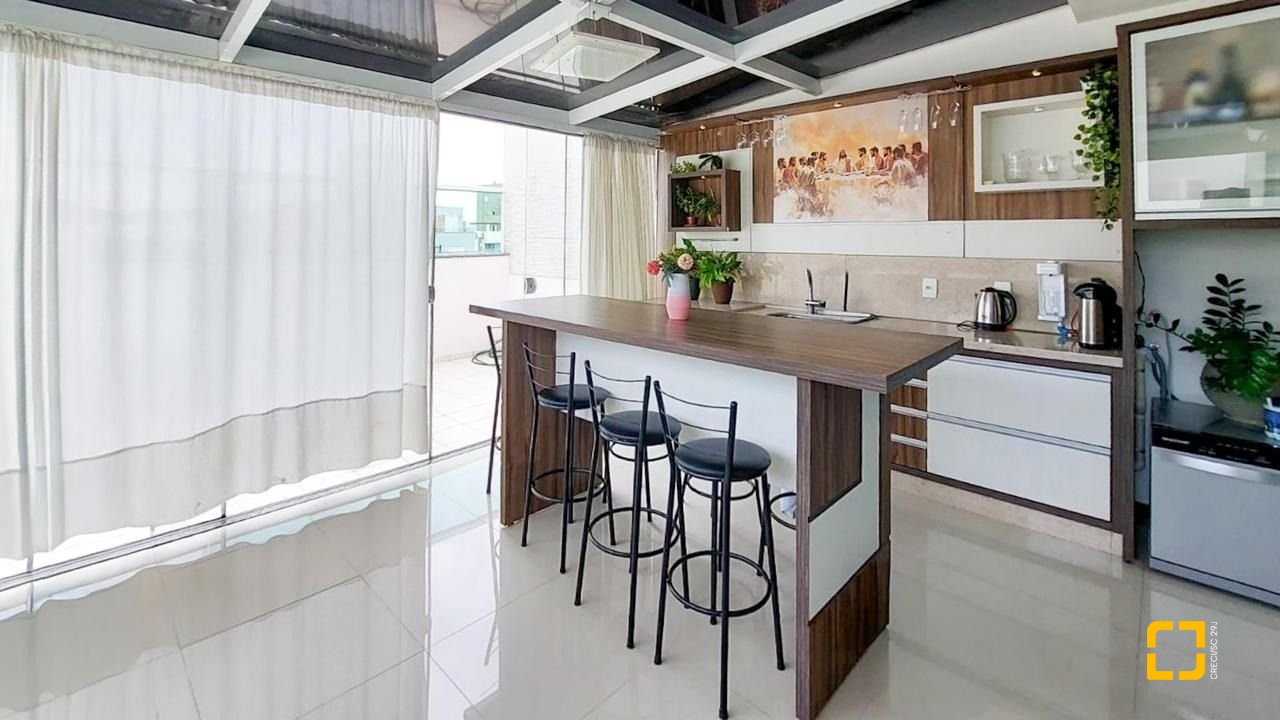 Cobertura com 112m², 4 quartos (sendo 1 suíte), 2 garagens, no bairro Trindade em Florianópolis