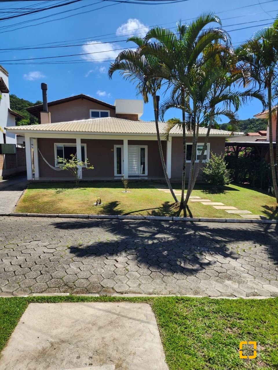 Casa de Condomínio com 328m², 8 quartos (sendo 3 suítes), 4 garagens, no bairro Sambaqui em Florianópolis
