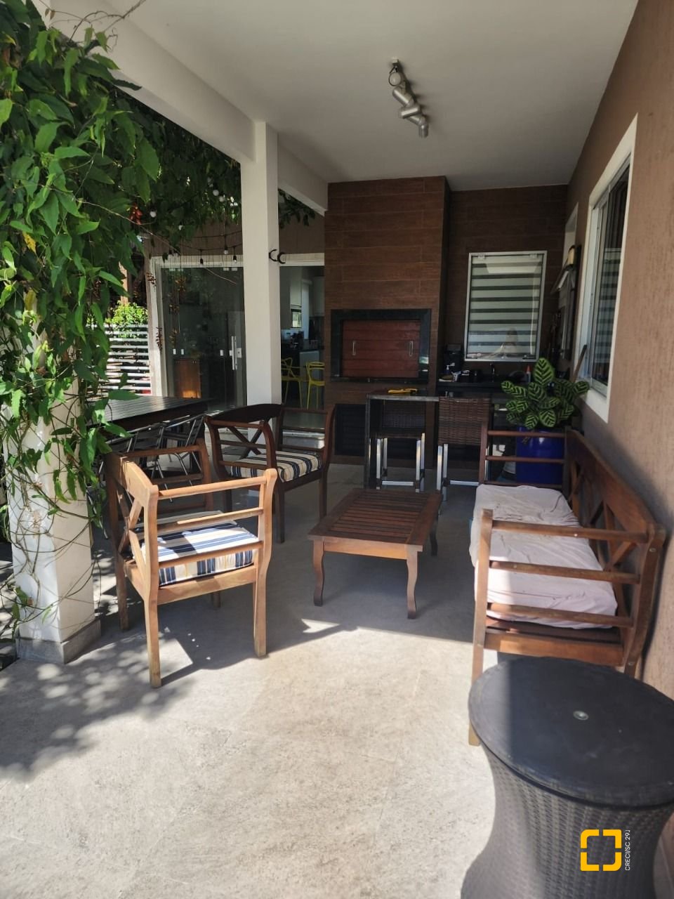 Casa de Condomínio com 328m², 8 quartos (sendo 3 suítes), 4 garagens, no bairro Sambaqui em Florianópolis