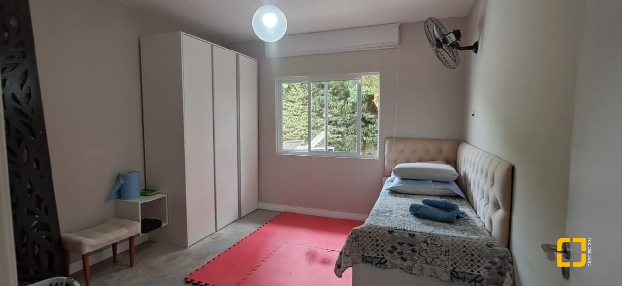 Casa de Condomínio com 328m², 8 quartos (sendo 3 suítes), 4 garagens, no bairro Sambaqui em Florianópolis