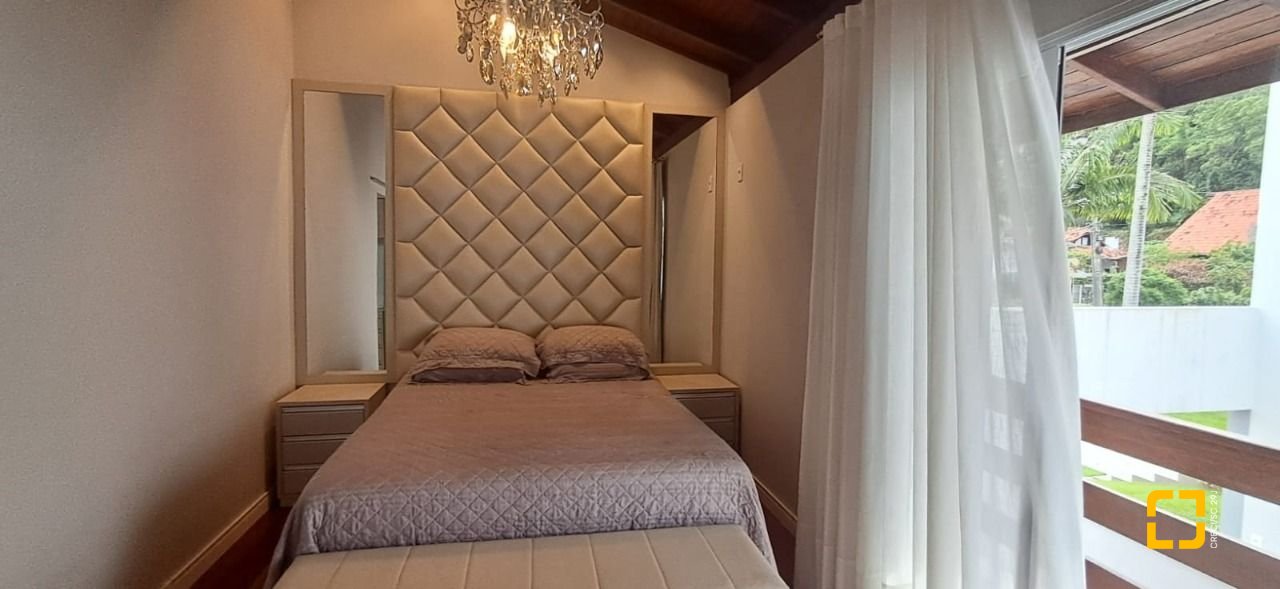 Casa de Condomínio com 328m², 8 quartos (sendo 3 suítes), 4 garagens, no bairro Sambaqui em Florianópolis