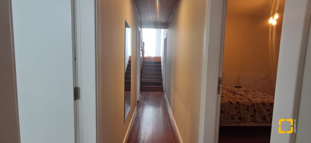 Casa de Condomínio com 328m², 8 quartos (sendo 3 suítes), 4 garagens, no bairro Sambaqui em Florianópolis