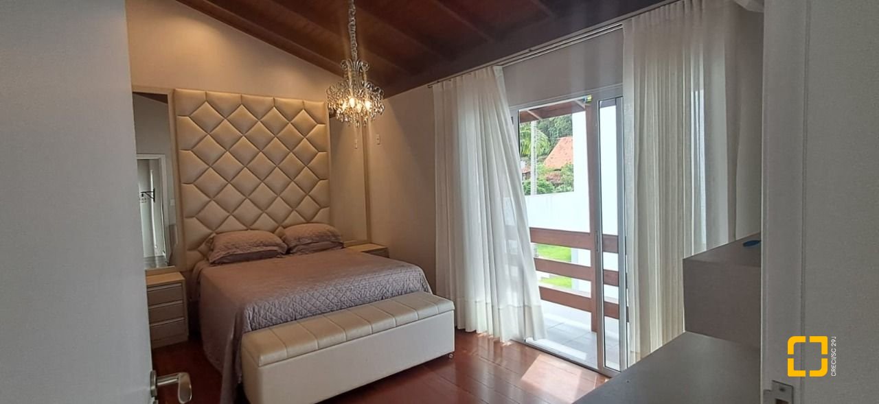 Casa de Condomínio com 328m², 8 quartos (sendo 3 suítes), 4 garagens, no bairro Sambaqui em Florianópolis